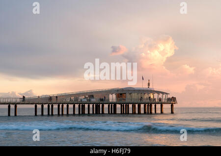 Sur la jetée de la plage de Lido di Camaiore, Versilia, Côte d'Azur, Toscane, Italie, Europe Banque D'Images