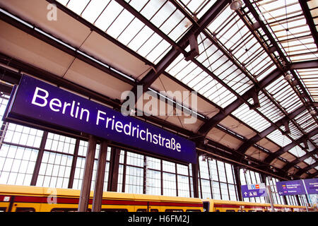 C'est signer décrivant la station Friedrichstrasse de Berlin dans le chemin de fer. Banque D'Images