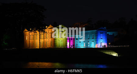 Compton Verney's manoir du xviiie siècle dans le Warwickshire est illuminé en différentes couleurs pour célébrer le 300e anniversaire de paysagiste Lancelot 'Capability Brown, qui a planté plus de 2000 arbres dans les 120 acres de Compton Verney parc. Banque D'Images