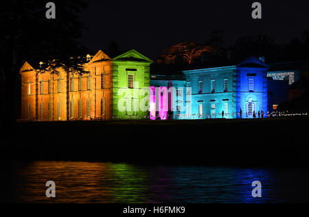 Compton Verney's manoir du xviiie siècle dans le Warwickshire est illuminé en différentes couleurs pour célébrer le 300e anniversaire de paysagiste Lancelot 'Capability Brown, qui a planté plus de 2000 arbres dans les 120 acres de Compton Verney parc. Banque D'Images