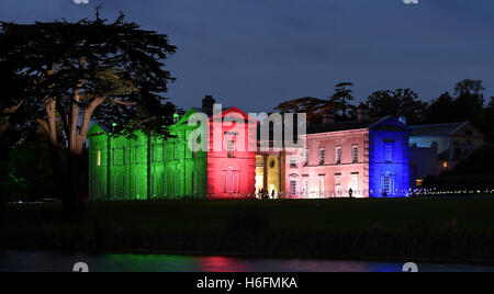 Compton Verney's manoir du xviiie siècle dans le Warwickshire est illuminé en différentes couleurs pour célébrer le 300e anniversaire de paysagiste Lancelot 'Capability Brown, qui a planté plus de 2000 arbres dans les 120 acres de Compton Verney parc. Banque D'Images