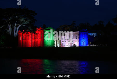 Compton Verney's manoir du xviiie siècle dans le Warwickshire est illuminé en différentes couleurs pour célébrer le 300e anniversaire de paysagiste Lancelot 'Capability Brown, qui a planté plus de 2000 arbres dans les 120 acres de Compton Verney parc. Banque D'Images