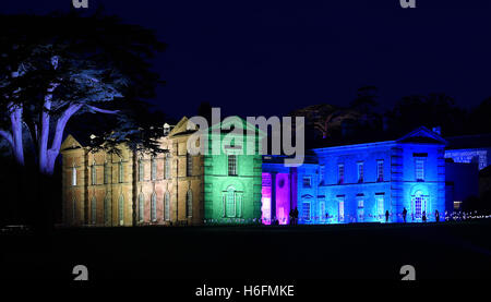 Compton Verney's manoir du xviiie siècle dans le Warwickshire est illuminé en différentes couleurs pour célébrer le 300e anniversaire de paysagiste Lancelot 'Capability Brown, qui a planté plus de 2000 arbres dans les 120 acres de Compton Verney parc. Banque D'Images