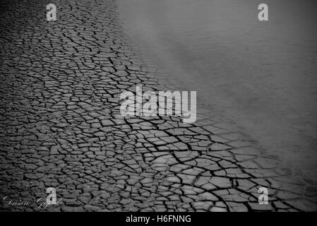 Pont sur la rivière Drava avec une fontaine Banque D'Images