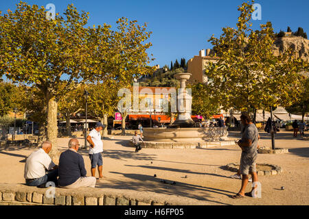 Joueur de boule en carré près de Vieux port. Village de Cassis. Bouches-du-Rhone, Provence Alpes Cote d'Azur. D'Azur Banque D'Images