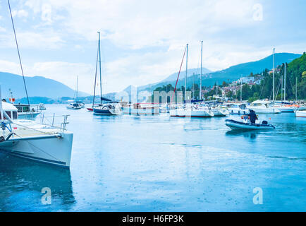 Les petits bateaux et voiliers modernes attendre l'amélioration des conditions météorologiques dans Scver Harbour, Herceg Novi, Monténégro. Banque D'Images