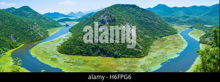 La vue inoubliable sur l'énorme river bend Crnojevica, le Monténégro. Banque D'Images