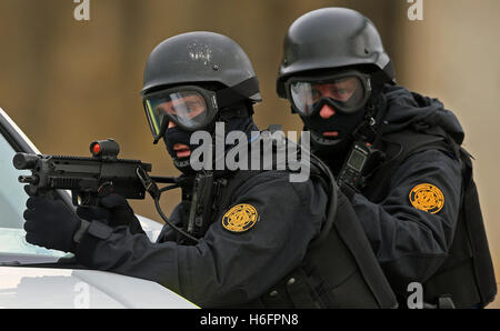 Les membres de l'unité d'intervention d'urgence de garde et unités de soutien armés régionaux prendre part à un exercice d'entraînement d'urgence dans le port de Drogheda Louth en coopération. Banque D'Images