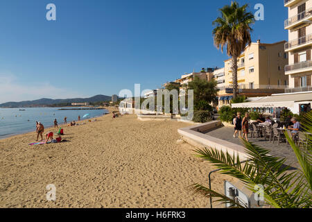 Plage de Saint Clair, Corniche des Maures. Village du Lavandou. Var, Provence Alpes Cote d'Azur French Riviera France Banque D'Images