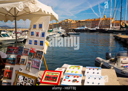 Peintures à vendre, port de plaisance, le vieux port. Village de Saint Tropez. Var, Provence Alpes Cote d'Azur. D'Azur. Banque D'Images