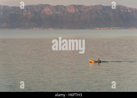 Un bateau de pêche sur la mer Adriatique près de Trpanj Croatie au crépuscule Banque D'Images
