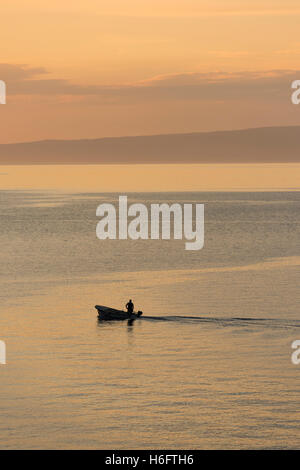 Un bateau de pêche sur la mer Adriatique près de Trpanj Croatie au crépuscule Banque D'Images