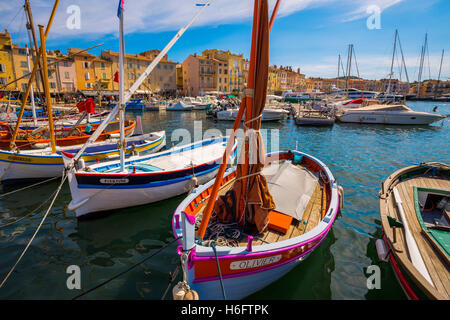Bateaux de pêche au port de pêche, port de plaisance, le vieux port. Village de Saint Tropez. Var, Provence Alpes Cote d'Azur. Le Français Banque D'Images