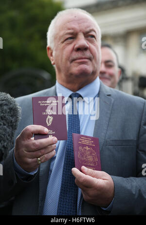 Raymond McCord contient jusqu'son passeport irlandais nouvellement émises aux côtés de son passeport britannique à l'extérieur de la Haute Cour de Belfast à la suite d'une destitution des juges de la UK's premier défis juridiques à Brexit. Banque D'Images