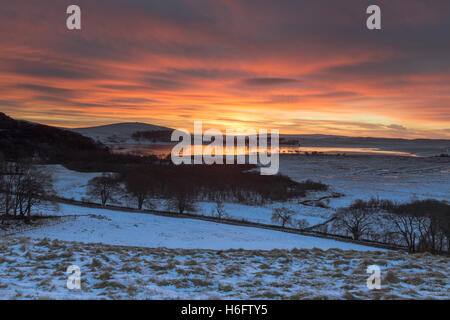 Hiver spectaculaire lever du soleil sur la glace d'Malham Tarn dans le Yorkshire Dales National Park, Royaume-Uni Banque D'Images