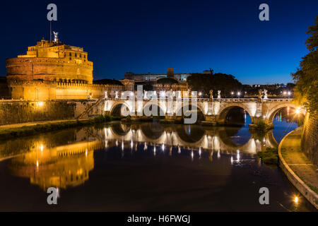 Vue de la nuit de Castel Sant'Angelo ou Mausolée d'Hadrien, Rome, Latium, Italie Banque D'Images