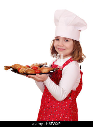 Petite fille cook avec pilons de poulet Banque D'Images