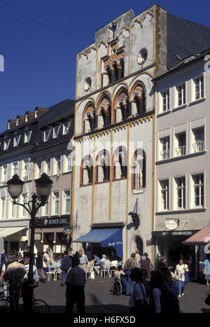 Allemagne, Trèves, la maison romane tardive des trois rois mages à l'Simeonstreet, zone piétonne. Banque D'Images