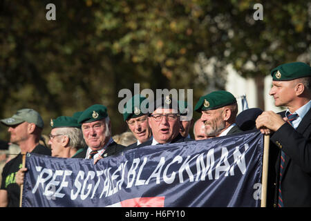 Les gens assistent à un juge pour Marine rassemblement à la place du Parlement, Londres, à l'appui du Sergent Alexander Blackman, qui a reçu une peine d'emprisonnement à vie il y a trois ans après avoir tué un prisonnier blessé à bout portant avec un pistolet 9 mm dans la province d'Helmand au cours de septembre 2011. Banque D'Images