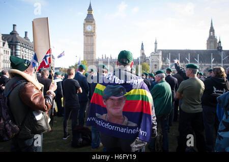 Les gens assistent à un juge pour Marine rassemblement à la place du Parlement, Londres, à l'appui du Sergent Alexander Blackman, qui a reçu une peine d'emprisonnement à vie il y a trois ans après avoir tué un prisonnier blessé à bout portant avec un pistolet 9 mm dans la province d'Helmand au cours de septembre 2011. Banque D'Images