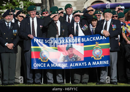 Les gens assistent à un juge pour Marine rassemblement à la place du Parlement, Londres, à l'appui du Sergent Alexander Blackman, qui a reçu une peine d'emprisonnement à vie il y a trois ans après avoir tué un prisonnier blessé à bout portant avec un pistolet 9 mm dans la province d'Helmand au cours de septembre 2011. Banque D'Images