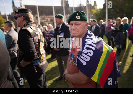 Les gens assistent à un juge pour Marine rassemblement à la place du Parlement, Londres, à l'appui du Sergent Alexander Blackman, qui a reçu une peine d'emprisonnement à vie il y a trois ans après avoir tué un prisonnier blessé à bout portant avec un pistolet 9 mm dans la province d'Helmand au cours de septembre 2011. Banque D'Images