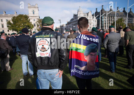 Les gens assistent à un juge pour Marine rassemblement à la place du Parlement, Londres, à l'appui du Sergent Alexander Blackman, qui a reçu une peine d'emprisonnement à vie il y a trois ans après avoir tué un prisonnier blessé à bout portant avec un pistolet 9 mm dans la province d'Helmand au cours de septembre 2011. Banque D'Images