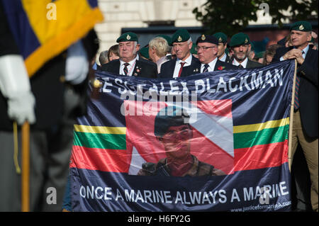 Les gens assistent à un juge pour Marine rassemblement à la place du Parlement, Londres, à l'appui du Sergent Alexander Blackman, qui a reçu une peine d'emprisonnement à vie il y a trois ans après avoir tué un prisonnier blessé à bout portant avec un pistolet 9 mm dans la province d'Helmand au cours de septembre 2011. Banque D'Images