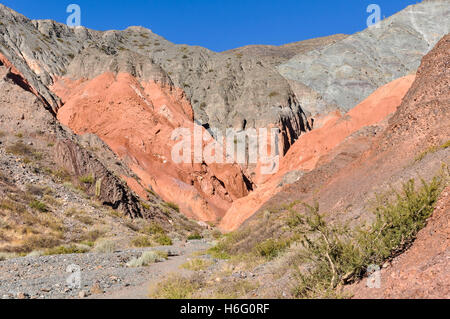 Chaînes de couleur Cerro de los Siete Colores dans la Quebrada de Humahuaca, Argentine la Banque D'Images