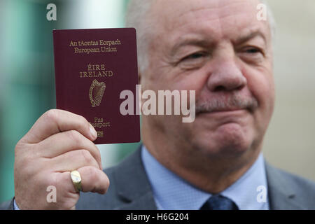 Raymond McCord contient jusqu'son passeport irlandais nouvellement émises à l'extérieur de la Haute Cour de Belfast à la suite d'une destitution des juges de la UK's premier défis juridiques à Brexit. Banque D'Images