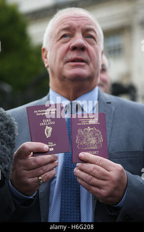 Raymond McCord contient jusqu'son passeport irlandais nouvellement émises aux côtés de son passeport britannique à l'extérieur de la Haute Cour de Belfast à la suite d'une destitution des juges de la UK's premier défis juridiques à Brexit. Banque D'Images