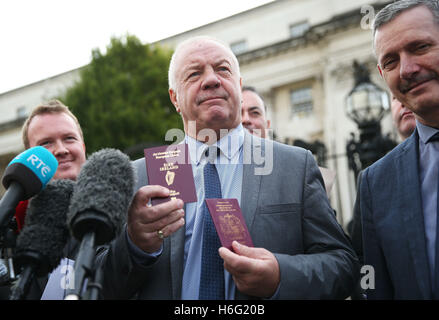 Raymond McCord contient jusqu'son passeport irlandais nouvellement émises aux côtés de son passeport britannique à l'extérieur de la Haute Cour de Belfast à la suite d'une destitution des juges de la UK's premier défis juridiques à Brexit. Banque D'Images