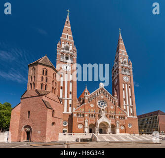 Cathédrale, 1930, style néo-roman, Saint Démétrius Tower, 12ème siècle, de style roman, à Szeged, Hongrie Banque D'Images