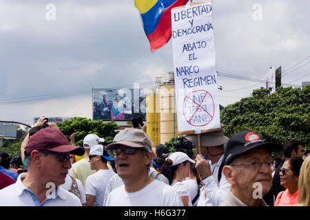 Un groupe de manifestant sur Caracas debout dans une route. Banque D'Images