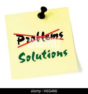 Les problèmes de passage des solutions, de l'écriture post-it, post-it jaune style sticker isolés du texte vert, noir punaise punaise Banque D'Images