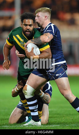 L'Australie's Sam Thaiday est abordée par l'Ecosse's Danny Addy pendant le Ladbrokes Quatre Nations match à la Lightstream KC Stadium, Hull. Banque D'Images