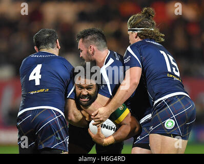 L'Australie's Sam Thaiday est abordée par l'Ecosse de Luke Douglas, Kane et Sheldon Linnet Powe Hobbs pendant le Ladbrokes Quatre Nations match à la Lightstream KC Stadium, Hull. Banque D'Images