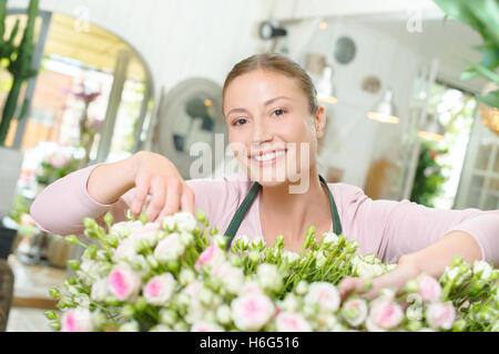 Debout derrière les fleurs fleuriste Banque D'Images