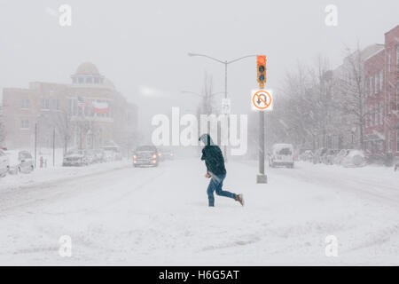 Man crossing city street au cours de blizzard. Greenpoint Brooklyn. New York/USA Banque D'Images