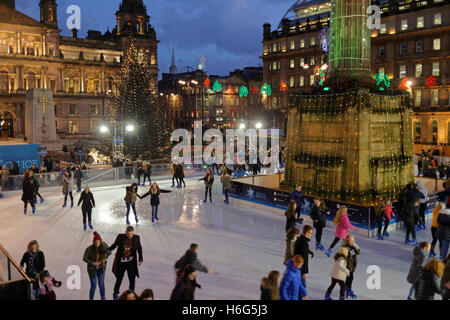 Glasgow fête de Noël George Square lumières glace fête de patinage décorations Glasgow marché de Noël Banque D'Images