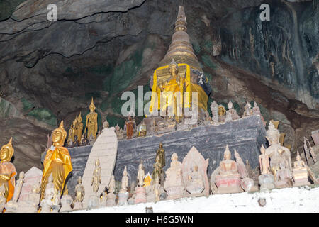 Sculptures de Bouddha miniatures, Tham Ting, grotte inférieure, grottes de Pak ou, Laos Banque D'Images