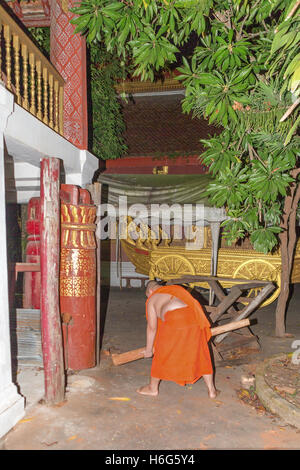 Frappant cylindre en bois creux, appelant les moines bouddhistes pour Tak Bat matin alms donnant cérémonie, pour les moines bouddhistes, Luang Prabang, Laos Banque D'Images