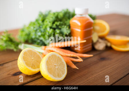 Le citron avec du jus de carotte, fruits et légumes Banque D'Images