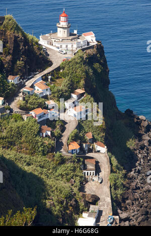 La route, phare et l'océan atlantique en Ponta do Arnel, Açores. La verticale Banque D'Images