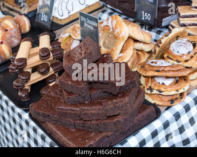 Cake stand à vendredi Street Market, Brentwood Banque D'Images