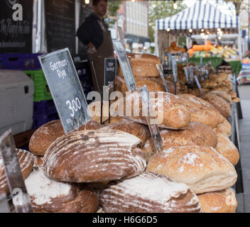 Du pain et des gâteaux un stand au marché du vendredi de Brentwood Banque D'Images