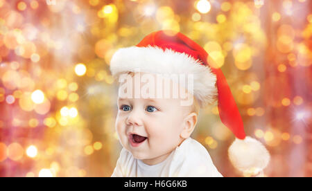 Baby Boy in santa hat noël plus de feux bleus Banque D'Images