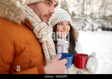 Close up of happy couple avec verres en hiver Banque D'Images