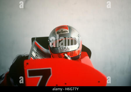 John Watson est un casque sur aile arrière McLaren Banque D'Images