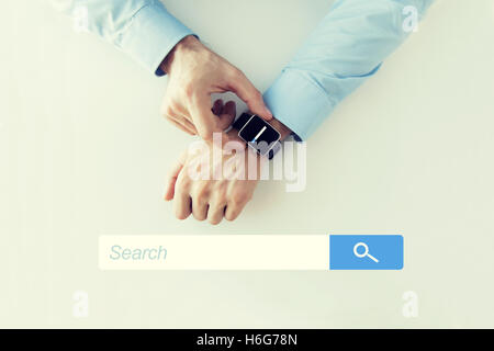 Mains avec navigateur internet recherchez sur smartwatch Banque D'Images
